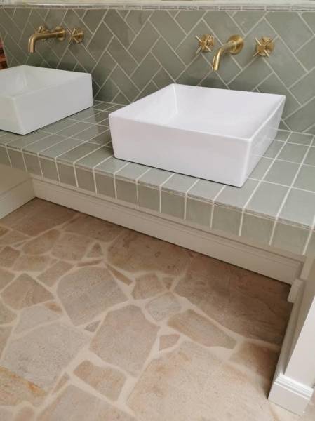 Dallage Opus Incertum en Pierre naturelle de Dordogne : Un revêtement élégant et durable pour votre intérieur et extérieur.