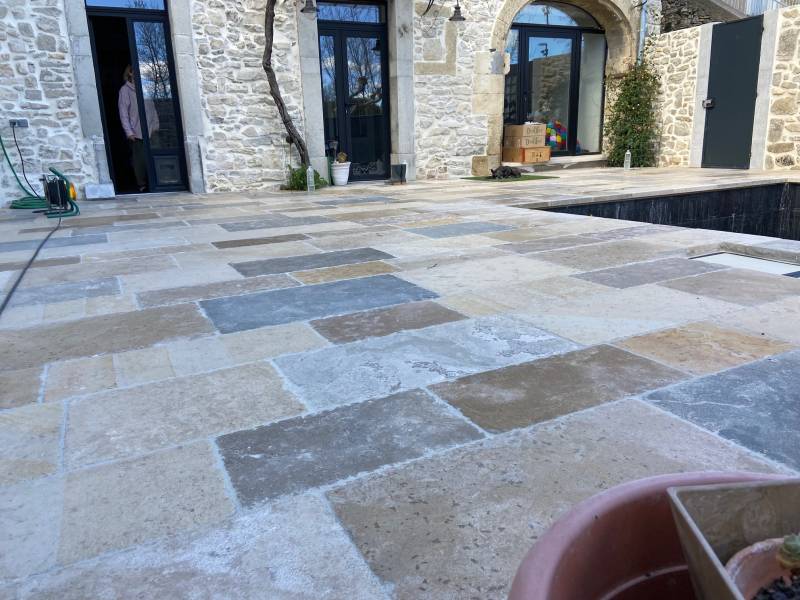 Matériaux pierre naturelle de France pour dallage et margelle