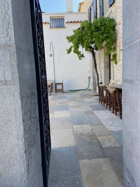 Carrelage en Pierre Française : Une Qualité Authentique, 100 % Extraite et Fabriquée en France