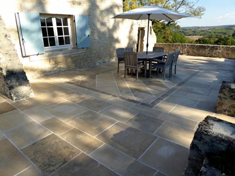 Le carrelage en pierre naturelle de Dordogne : avantages, inconvénients, prix de pose.