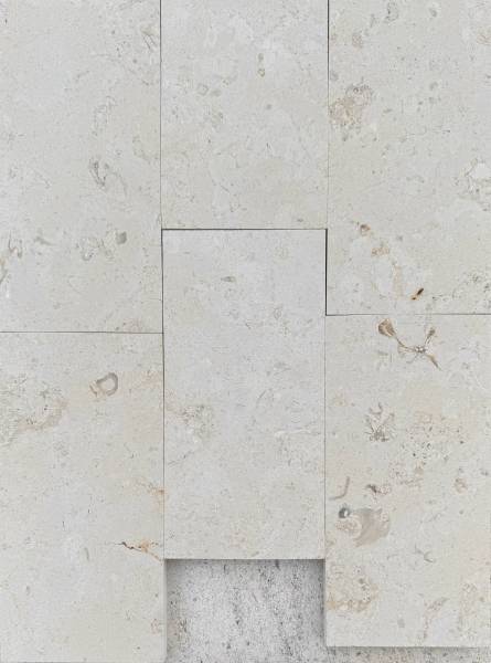 La pierre de Cassis, autrefois extraite en Provence, n'étant plus exploitée, nous proposons désormais la pierre Sainte-Croix B5 comme alternative idéale pour vos éviers et carrelages.