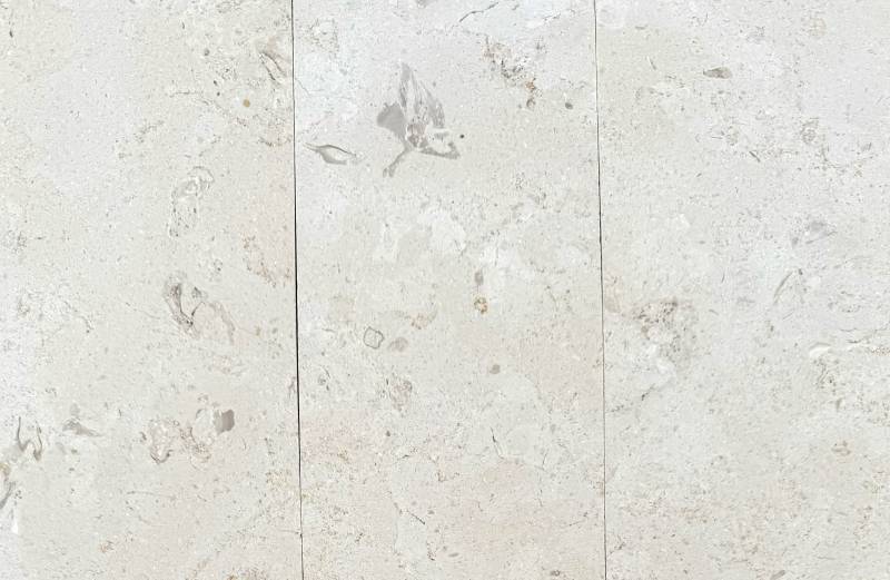 La pierre de Cassis, autrefois extraite en Provence, n'étant plus exploitée, nous proposons désormais la pierre Sainte-Croix B5 comme alternative idéale pour vos éviers et carrelages.