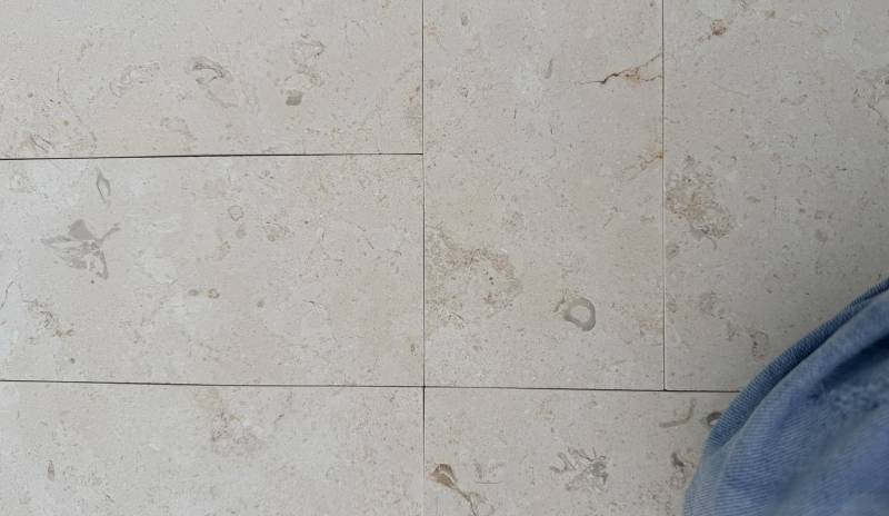 La pierre de Cassis, autrefois extraite en Provence, n'étant plus exploitée, nous proposons désormais la pierre Sainte-Croix B5 comme alternative idéale pour vos éviers et carrelages.