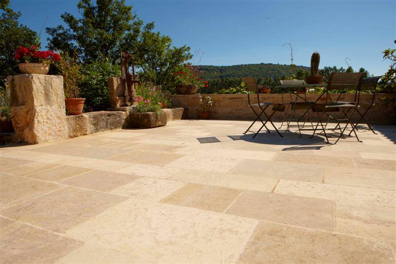 Terrasse, dallage, carrelage, pavé en pierre naturelle à NIMES 30 et AVIGNON 84