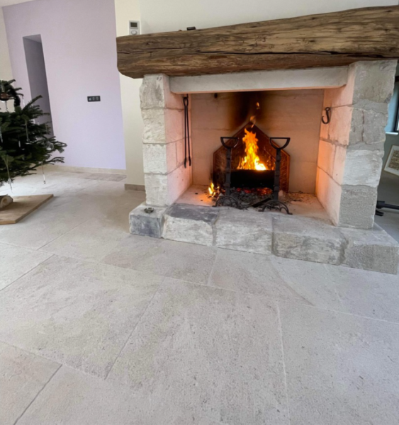 Dallage naturel en Pierre de Semond extraite en Bourgogne-Franche-Comté (hors IGP) par Eric Babouillard pour dallage terrasse piscine en pierre naturelle à Lyon : le choix durable et esthétique par FRANCEPIERRE