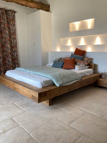 Dallage en pierre naturelle de Dordogne Montagnac vieilli main : Un revêtement élégant et durable pour votre intérieur et extérieur.