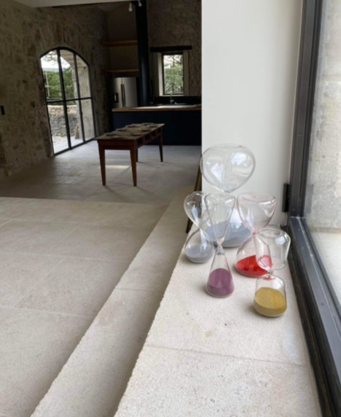 Sol intérieur en pierre de Semond extraite en Bourgogne-Franche-Comté (hors IGP) par Eric Babouillard pour dallage terrasse piscine en pierre naturelle à Lyon : le choix durable et esthétique par FRANCEPIERRE