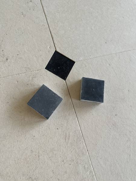 Dallage à cabochon en Montagnac et Sainte-Croix, pierres du Périgord, une gamme étendue de teintes, allant de l'écru au beige en passant par des nuances subtiles de gris cendré jusqu'aux tonalités profondes de gris.