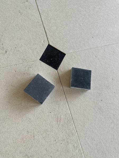 Montagnac Crème brossé ou adouci arêtes vives avec cabochon noir