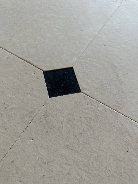 Les dalles et carreaux en pierre naturelle sont un excellent choix pour votre maison