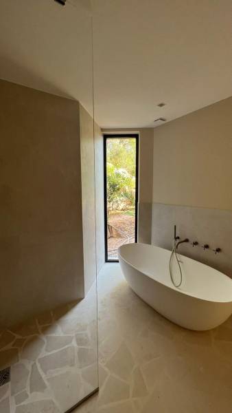 Dallage salle de bain en Pierre Naturelle de France en Opus Incertum – Authenticité et Caractère.