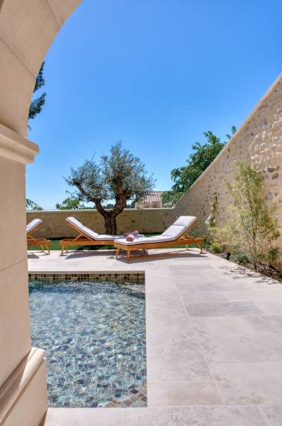 Dallage en pierre du Périgord, intérieur et extérieur, terrasse, margelle