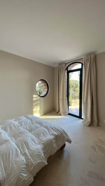 Dallage intérieur chambre en Pierre Naturelle de France en Opus Incertum – Authenticité et Caractère.