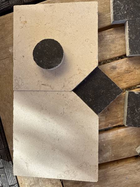 Sainte-Croix avec cabochon carré ou rond en pierre de Belgique Bleu du Hainaut adouci foncé