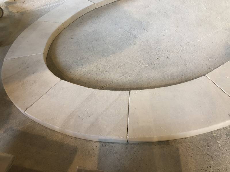 Les margelles de piscine et de bassin en pierre naturelle du Périgord: un charme unique et durable