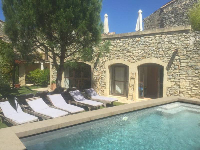 Sol pour terrasse et tour de piscine avec margelle en pierre naturelle