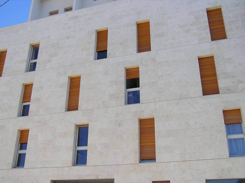 Façade et dallage contemporain en pierre naturelle à Lyon 69