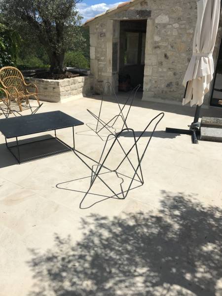 Fabricant Français, Tailleur de Pierre et Négoce de Carrelage en Pierre Naturelle de France Roche d’Or près de Tarascon, Beaucaire et Saint-Rémy-de-Provence