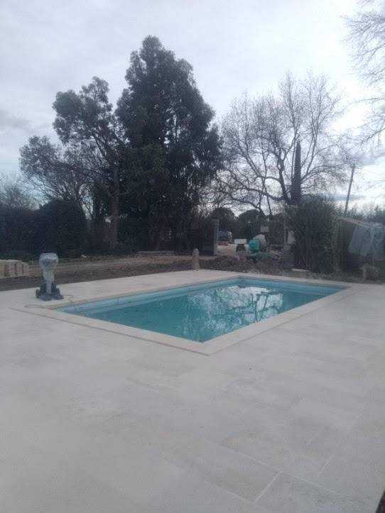 Les Pierres du Périgord autour de la piscine, sol et margelle - Dordogne : Dallages Haut de Gamme en Pierre Naturelle Française, Livraison dans Toute la France