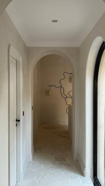 Dallage intérieur couloir en Pierre Naturelle de France en Opus Incertum – Authenticité et Caractère.