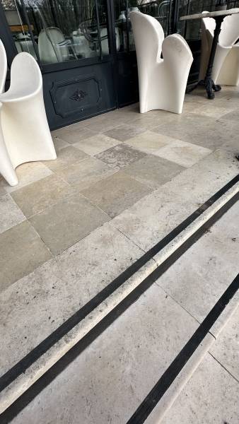 Dallage en pierre naturelle de France : livraison à Vesancy (Ain, Auvergne-Rhône-Alpes).