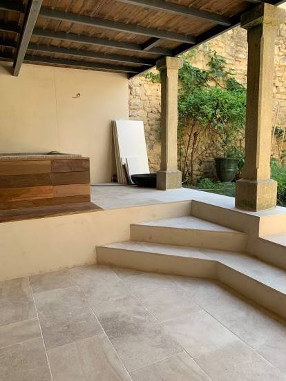 Dallage en Pierre Naturelle : l’Excellence FRANCEPIERRE pour vos Projets d’Aménagement