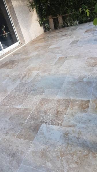 TRAVERTIN CASTRES, dallage intérieur et extérieur, livraison avec camion hayon et camion-grue.