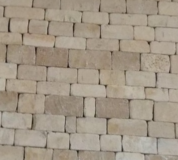 Les pavés en pierre naturelle sont un excellent choix pour embellir votre extérieur