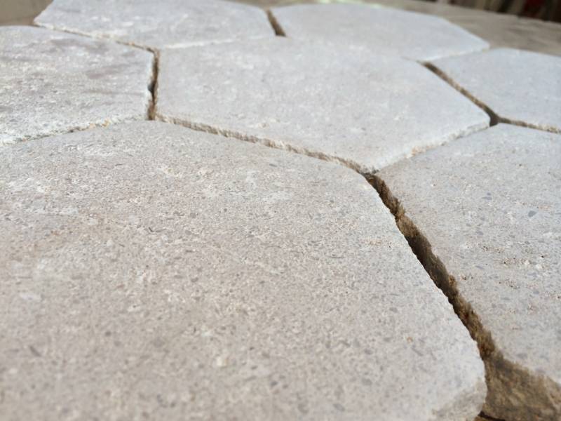 Tomette en pierre de récupération proche Comps, Provence et Valliguières dans le gard