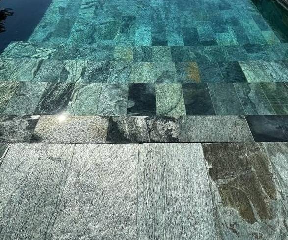 Pierre Naturelle de Bali en Quartzite – Élégance et Résistance pour Piscines et Aménagements.