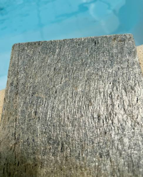 Pierre de Bali – Quartzite Naturelle pour Piscine : Élégance, Sécurité et Résistance par FRANCEPIERRE