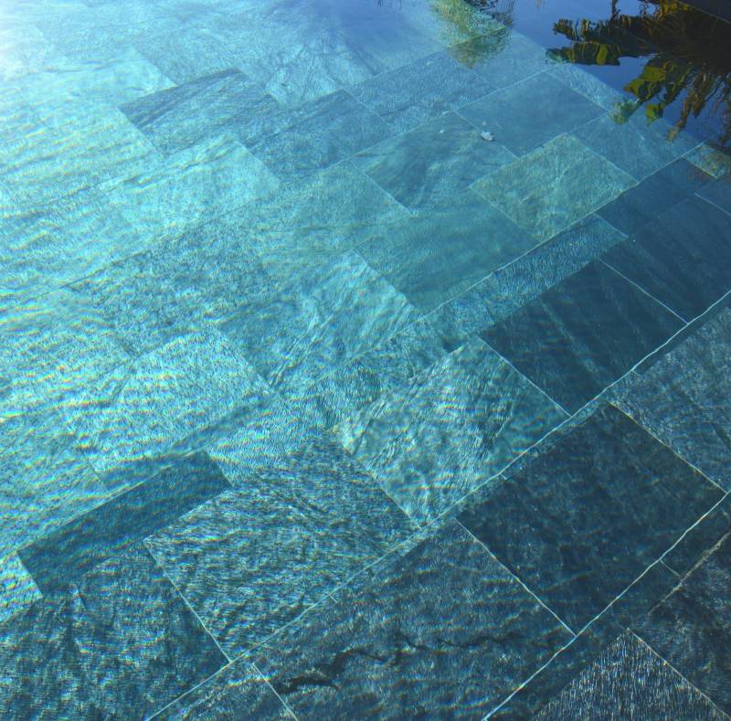 Pourquoi Choisir la Margelle de Piscine en Pierre de Bali ? Livraison Toulon dans le Var (83), Paca.