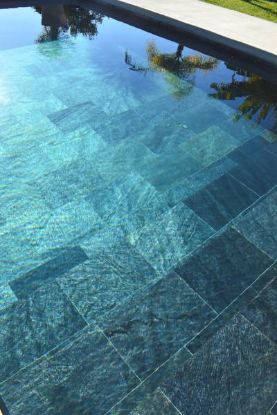 La véritable Pierre de Bali, pierre naturelle pour piscine et bassin.