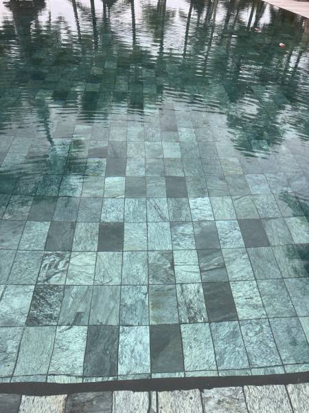 Pierre de Bali – Quartzite Naturelle pour Piscine : Élégance, Sécurité et Résistance par FRANCEPIERRE