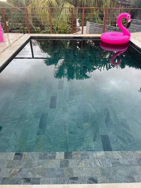 Transformez Vos Espaces, terrasses et piscines avec l'Élégance Naturelle de la Pierre de Bali