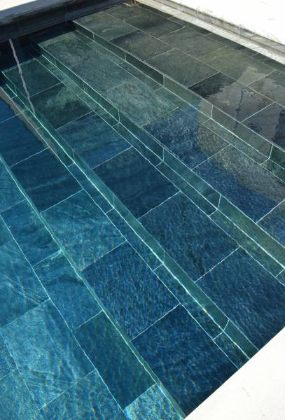 Pierre de Bali, bleu lagon pour piscine avec pierre immergée Francepierre Paris