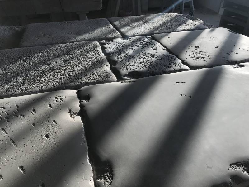 Carrelage en pierre naturelle patinée à la main