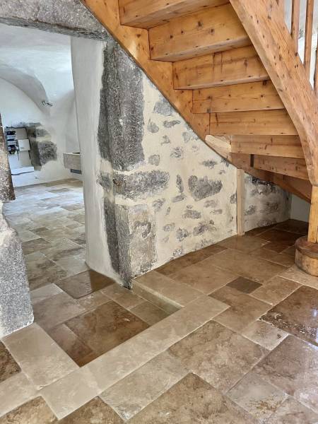 Travertin pour intérieur, terrasse et plage de piscine, visible au 36 rue de Bourgogne à Paris sur RDV