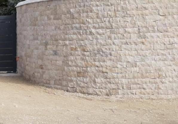 TRAVERTIN CASTRES, dallage intérieur et extérieur, livraison avec camion hayon et camion-grue.