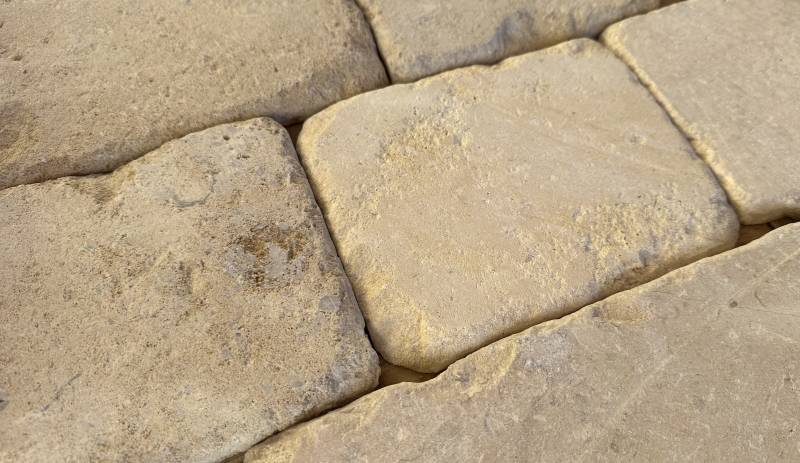 Dallage en pierre naturelle de France : livraison à Vesancy (Ain, Auvergne-Rhône-Alpes).