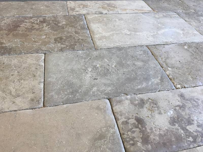 Vente de carrelage en pierre de TRAVERTIN vieilli beige idéal pour salon à LYON