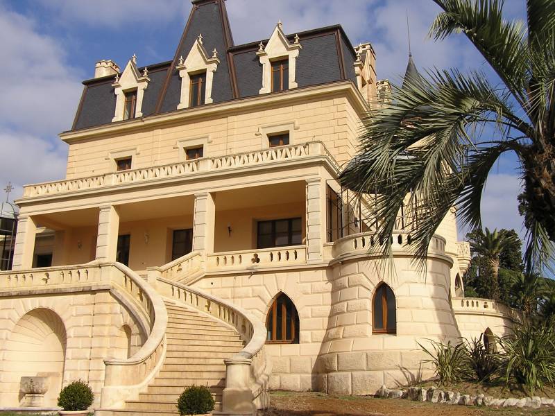 Natural French Stone for Flooring, Paving, Wall Cladding, and Antique Slabs