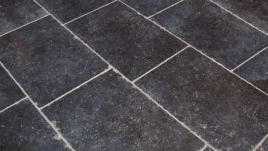 Pierre Bleue du Hainaut Vibré pour dallage exceptionnel en pierre naturelle, livraison Paris, Lyon, Bordeaux...