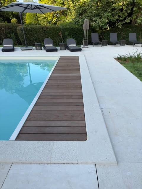 La pierre de Charente, pierre d'Avy pour dallage de terrasses, margelles de piscine, sols intérieurs et extérieurs.