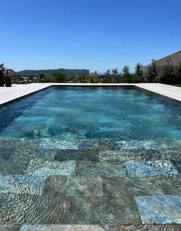 Pierre de Bali – Quartzite Naturelle pour Piscine : Élégance, Sécurité et Résistance par FRANCEPIERRE