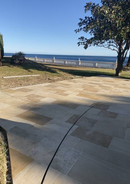 Terrasse et sol dallage en pierre naturelle française du Périgord