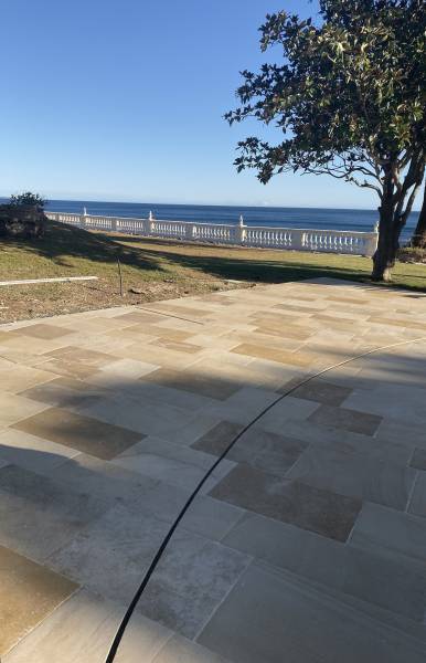 Roche d'Or : La Pierre Naturelle pour Sublimer les Plus Belles Demeures de la Côte d'Azur.