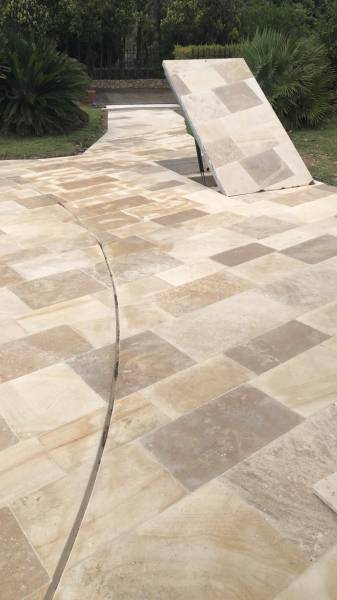 Dalle, dallage Saint-Genay pierre de France adoucie chants bombés, vieilli à la main, épaisseur 1,5 ou 2 ou 3cm