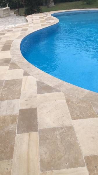 Dalle, dallage Saint-Genay pierre de France adoucie chants bombés, vieilli à la main, épaisseur 1,5 ou 2 ou 3cm