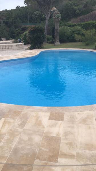 Dallage et margelle en pierre naturelle calcaire